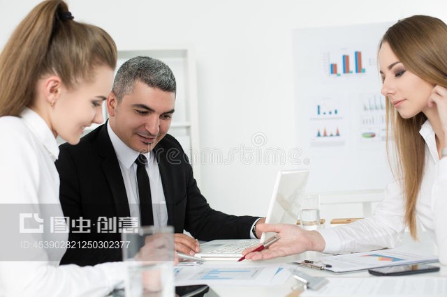 成年商人咨詢他的年輕女同事Adult businessman consulting his young female colleagues